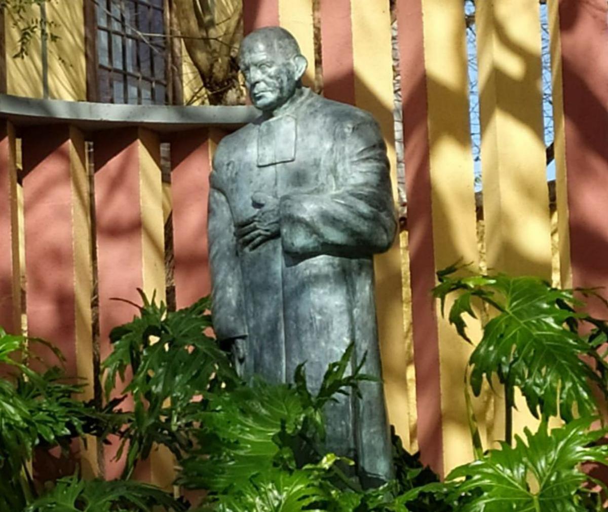 Monumento al Hermano Ramón en la calle Viana, n.º 2, al lado de la Casa de los Capitanes.   | | DOMINGO J. JORGE 