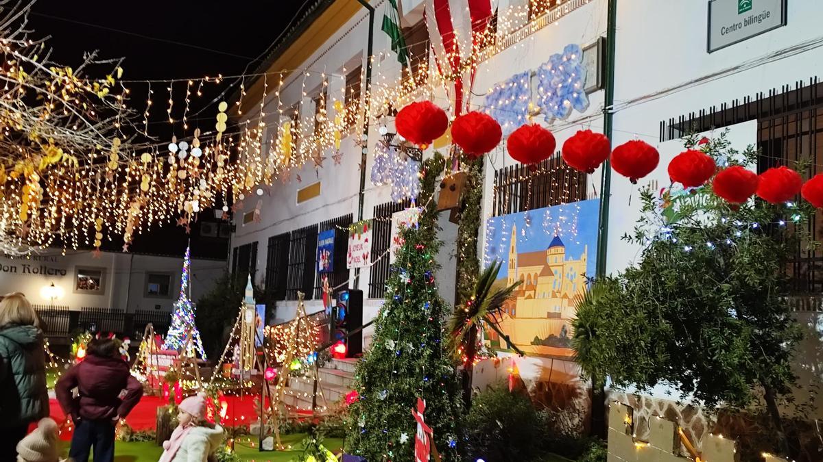 Fachada del colegio San Miguel de Villanueva de Córdoba con la iluminación de este año.