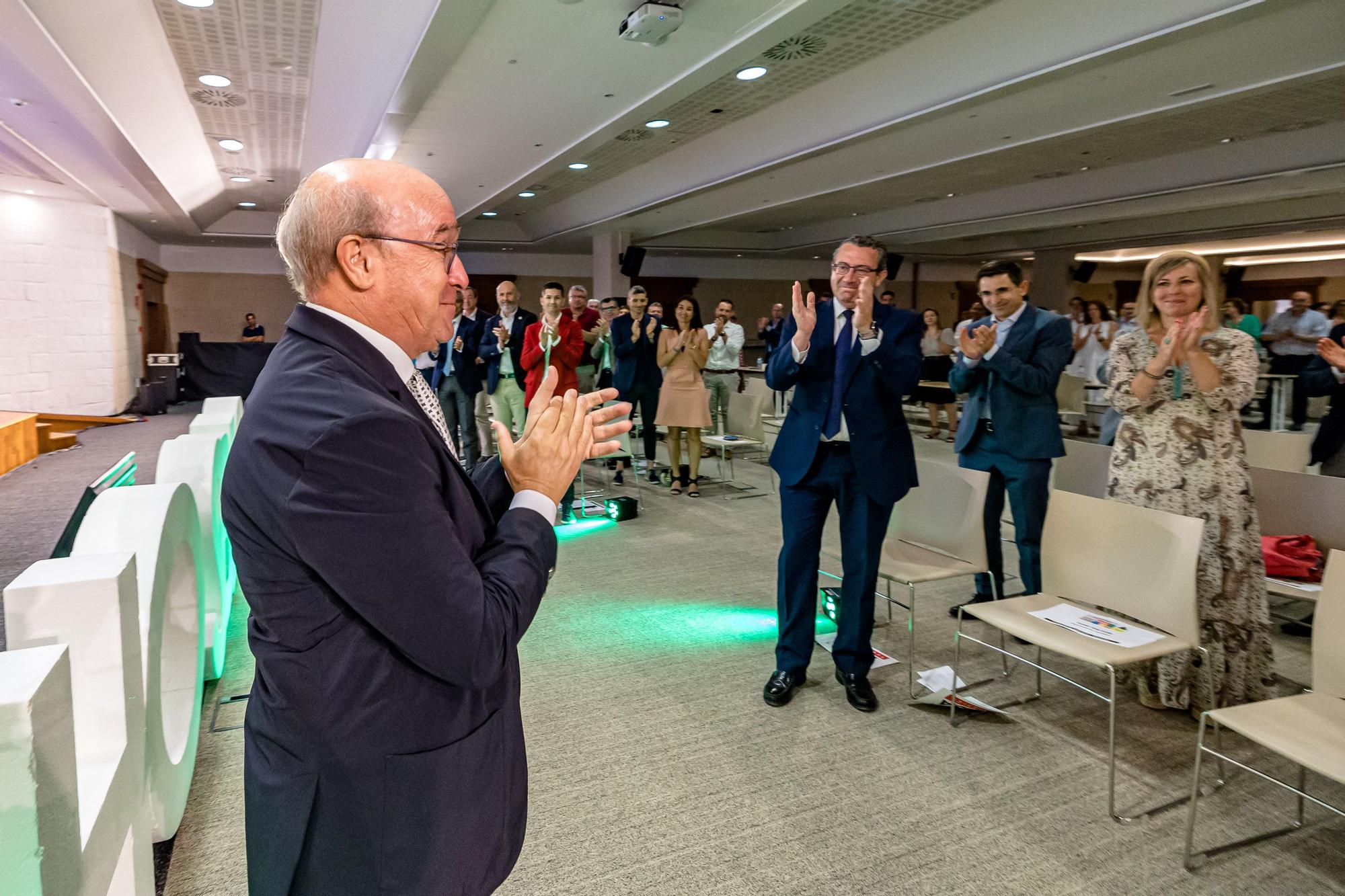 Algunos conocían la noticia y otros la han conocido durante el tradicional discurso. Toni Mayor, presidente de Hosbec, dejará de serlo tras 14 años en el cargo. Mayor lo ha anunciado antes un auditorio lleno y durante la asamblea anual de la entidad turística celebrada este viernes en Benidorm.