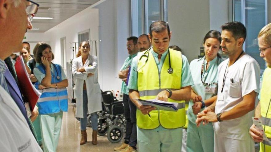 El Hospital del Vinalopó de Elche mide su tiempo de reacción en la simulación de un accidente de tráfico con 30 heridos