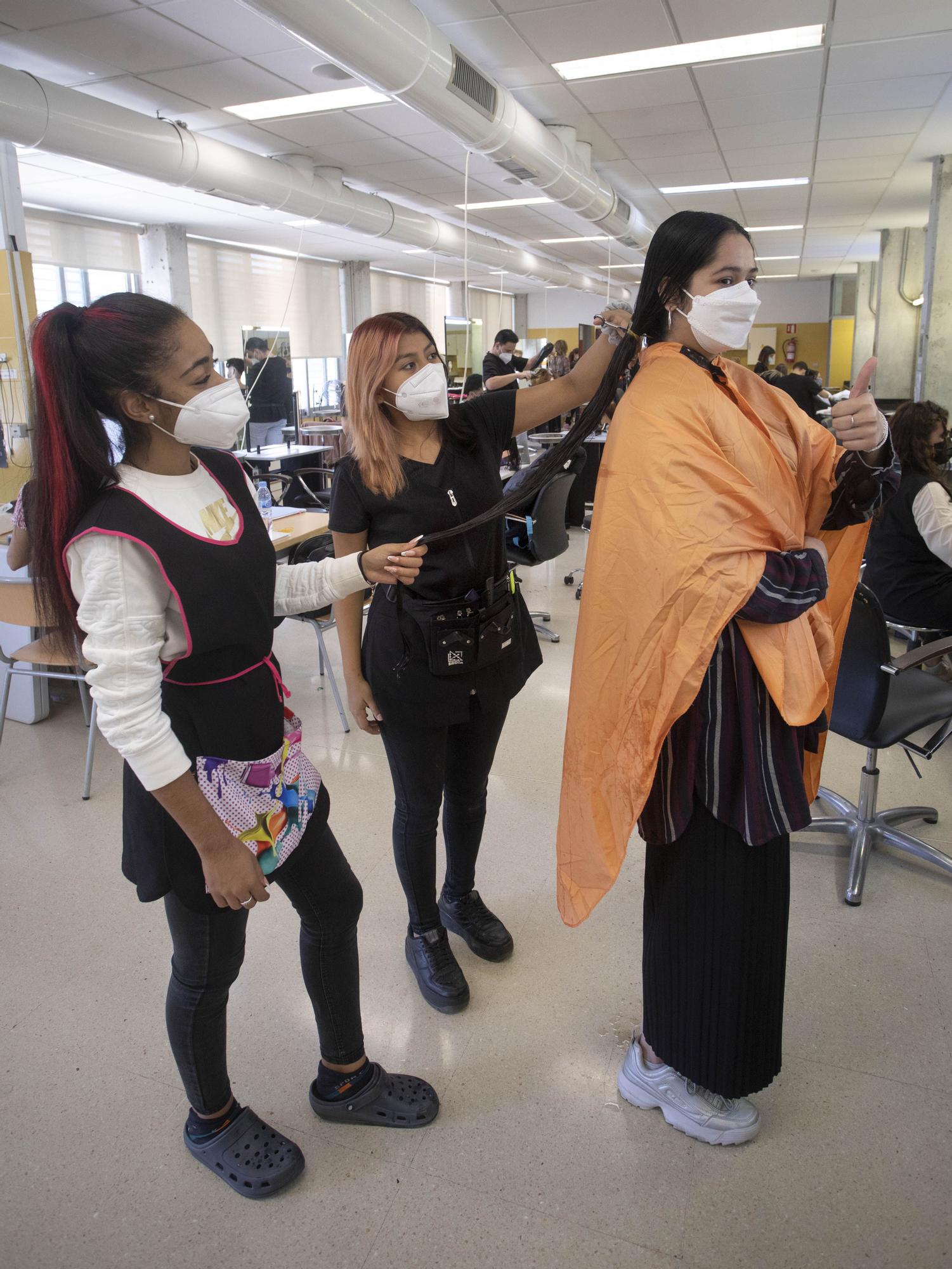 Estudiantes del IES Cabanyal cortan el pelo para una donación solidaria