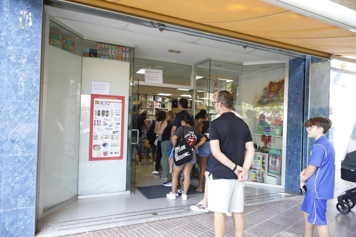 Fila en una papelería de Zaragoza para comprar material, este miércoles.