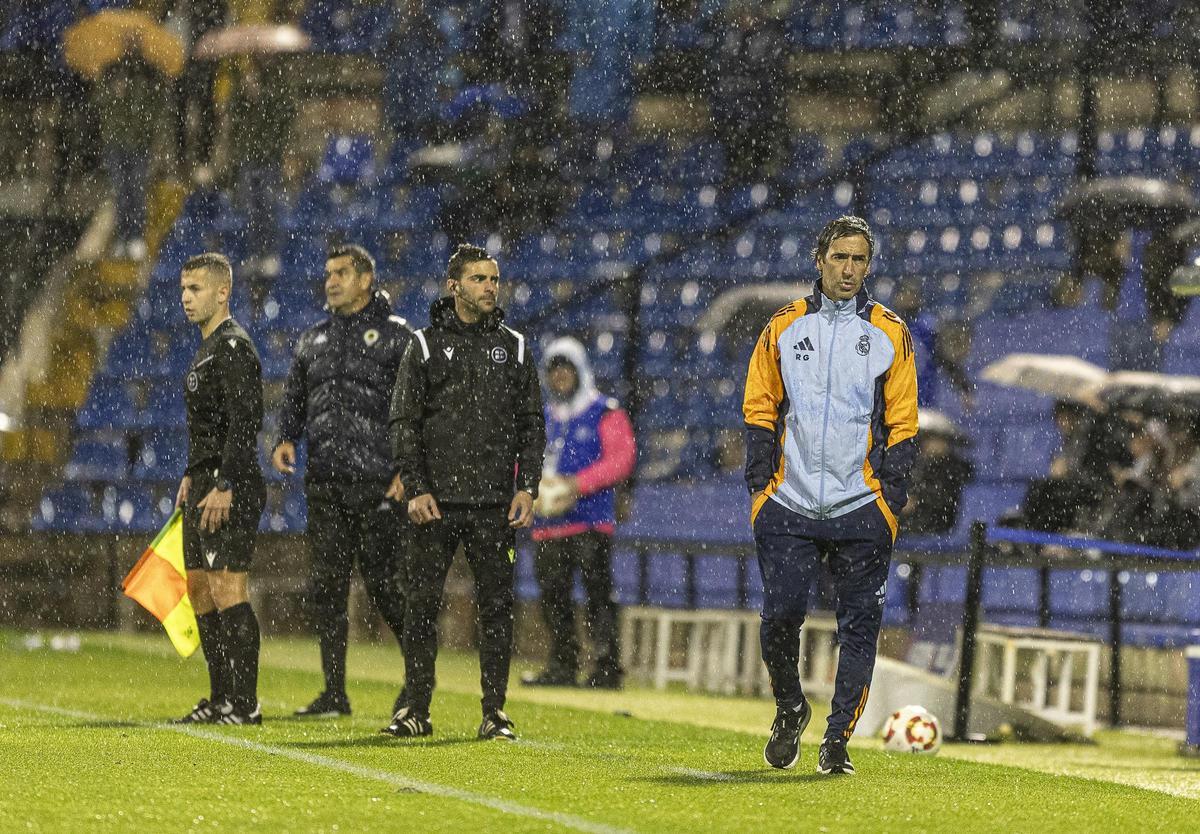 Rubén Torrecilla soporta el aguacero mientras Raúl González observa a sus jugadores en el Rico Pérez de Alicante.