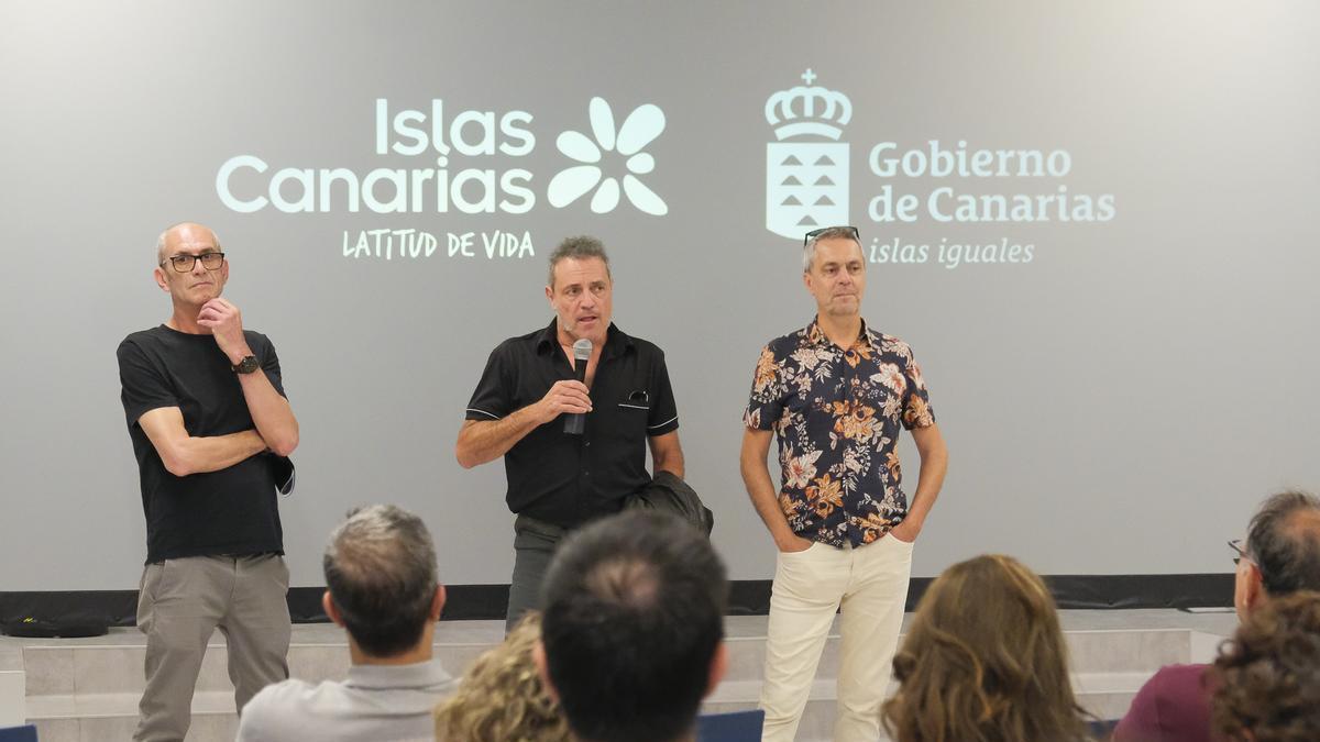 Carlos Tarque, el miércoles en el Club LA PROVINCIA, junto a Diego F. Hernández y Xavier Valiño.