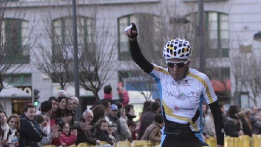 El pelotón comienza la carrera por las calles de Zamora.