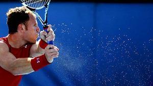 Fotografía del estadounidense Michael Russell durante un partido de segunda ronda contra David Ferrer en los campeonatos de tenis Open de Australia en Melbourne (Australia).