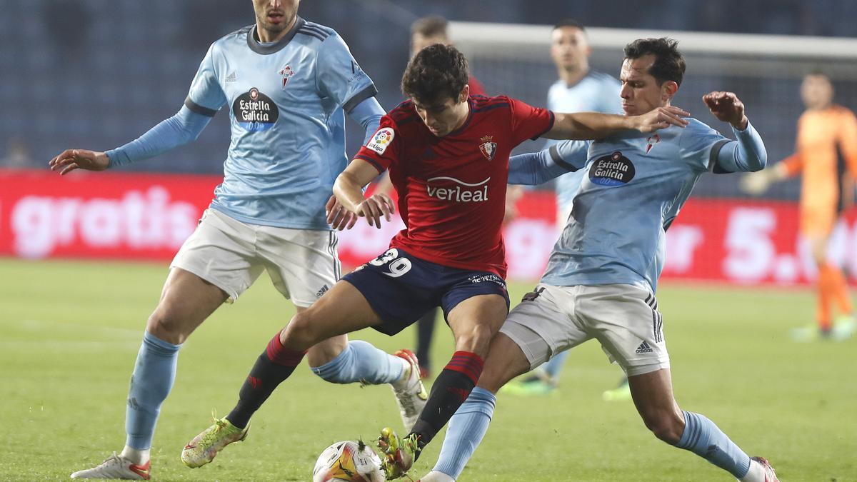 Okay y Mallo presionan a un jugador de Osasuna.