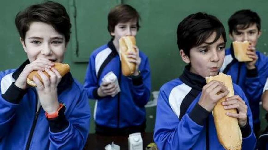 Los niños de La Inmaculada comparten su bocadillo solidario