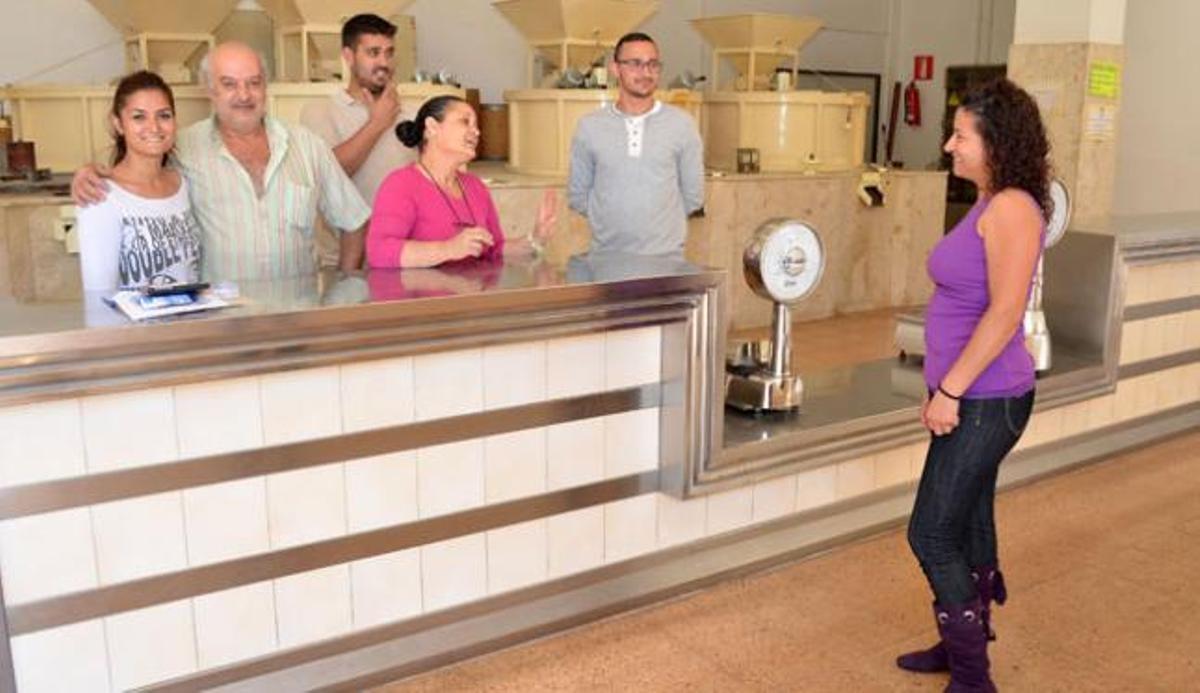 Desde izq., Mireya y Expedito Pérez, David López, Olga Torres, Adrián Pérez y Yaiza López, ayer en el molino. | yaiza socorro