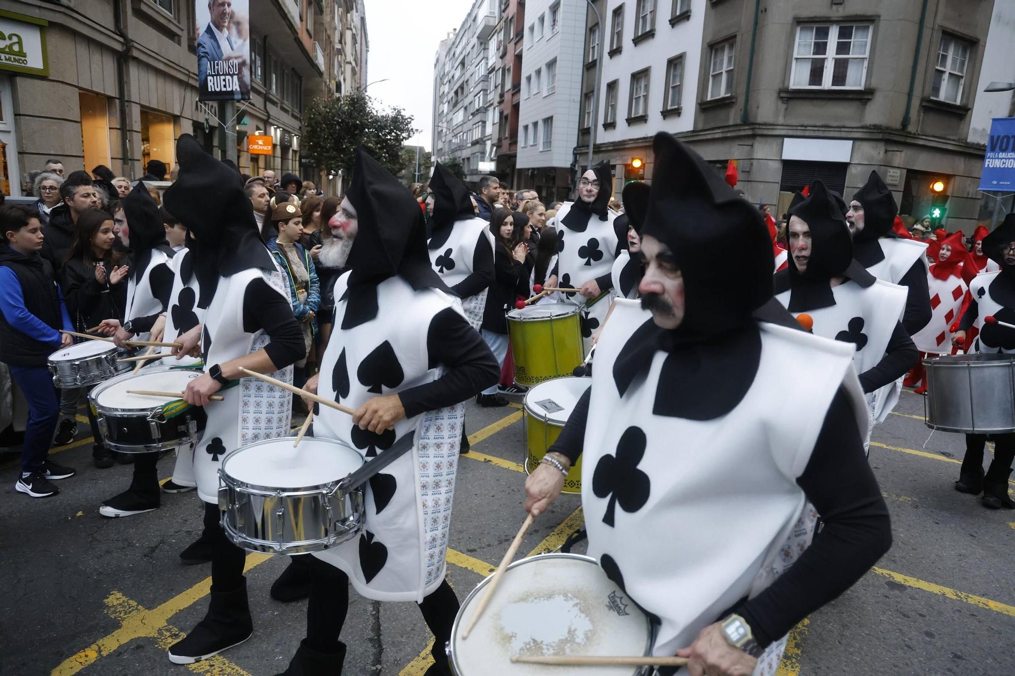 Santiago disfruta del tradicional desfile de Martes de Entroido