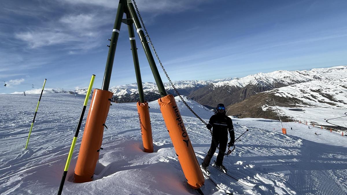 Un técnico de Baqueira Beret comprobando los sistemas para anclar máquinas pisanieves con cable cuando tienen que trabajar en fuertes pendiente