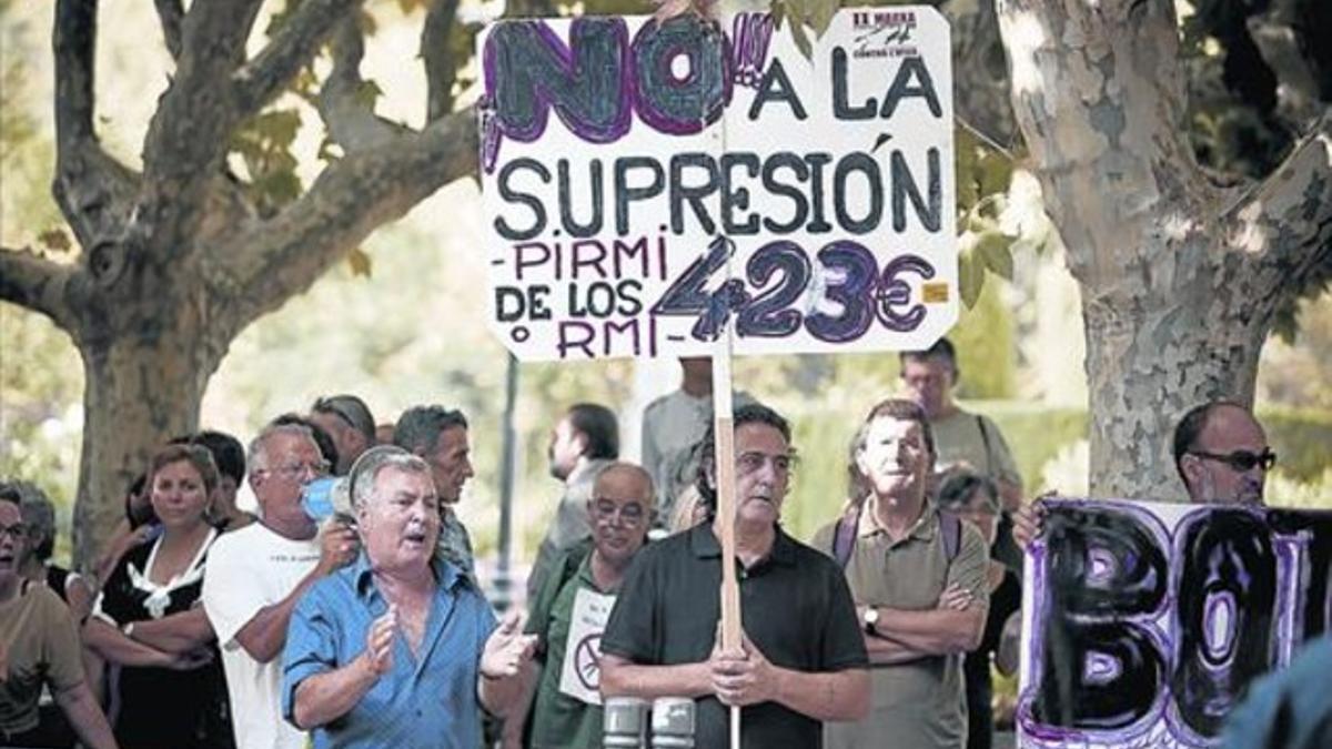 Protesta en el Parlament contra las restricciones en la renta mínima de inserción (RMI), en agosto del 2011.