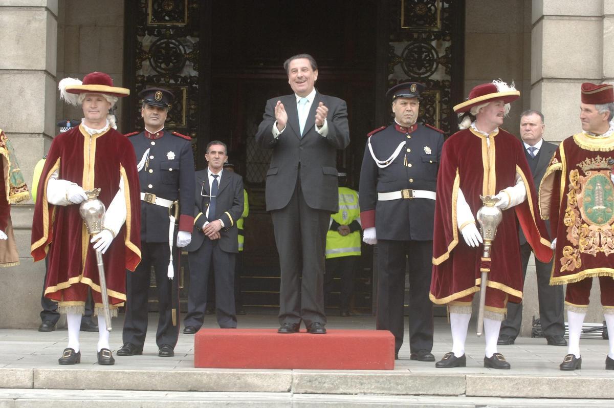 Despedida en María Pita del regidor: pidió a la Banda Municipal que tocase el ‘La, la, la’ de Massiel.