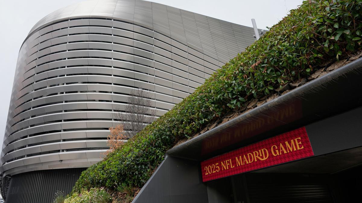 Exteriores del estadio Santiago Bernabéu antes del partido de la NFL.