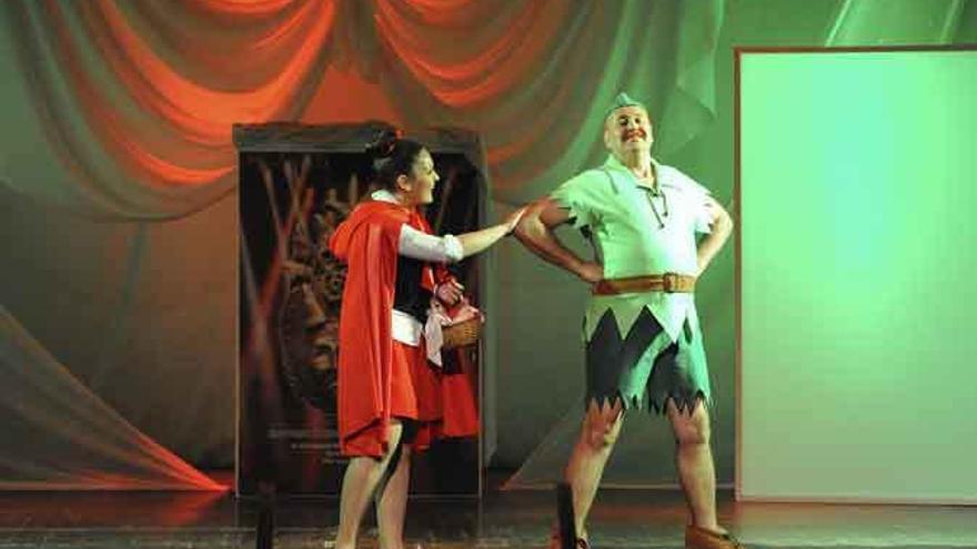 Caperucita roja y Peter Pan en una de las escenas de la gala. A la derecha los tres premios al mejor vestuario, que ganó el Grupo Acebuche Teatro (arriba)