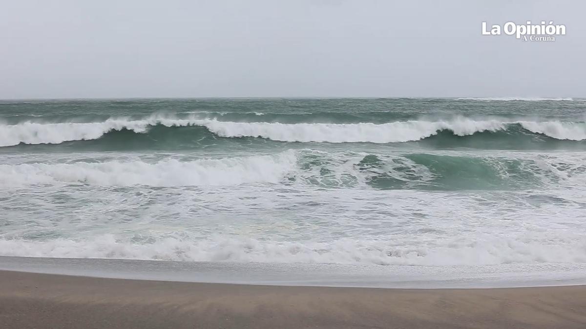 El oleaje bate con fuerza en el Orzán en plena alerta roja por temporal costero