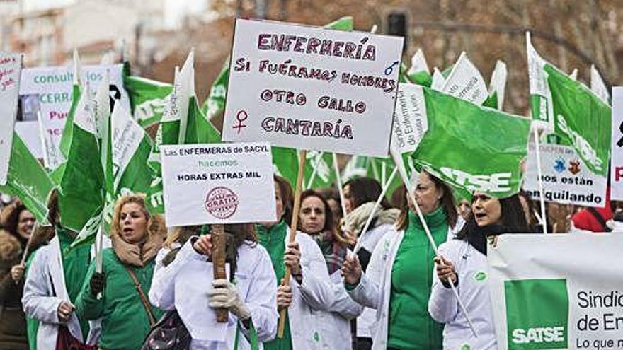 La enfermería protesta para exigir a Sanidad mejoras laborales