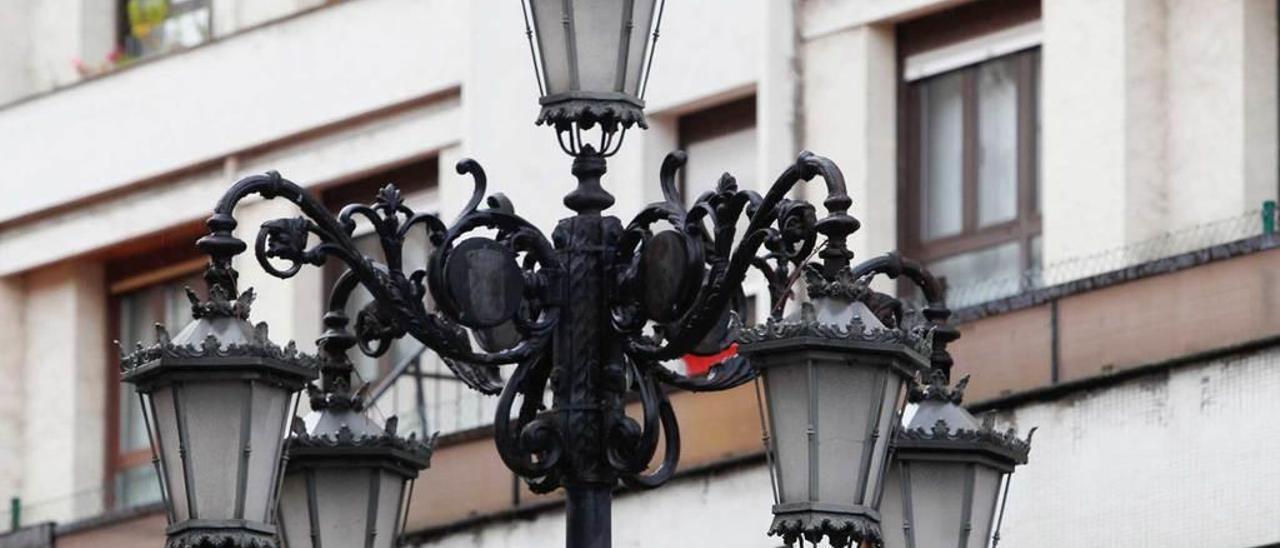 Una farola isabelina de cinco brazos.