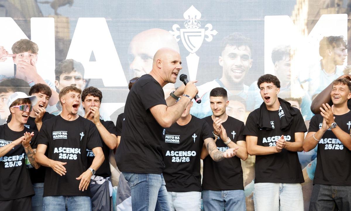 El entrenador del Celta Fortuna, Fredi Álvarez, dirigiéndose a sus jugadores en la Puerta del Sol.