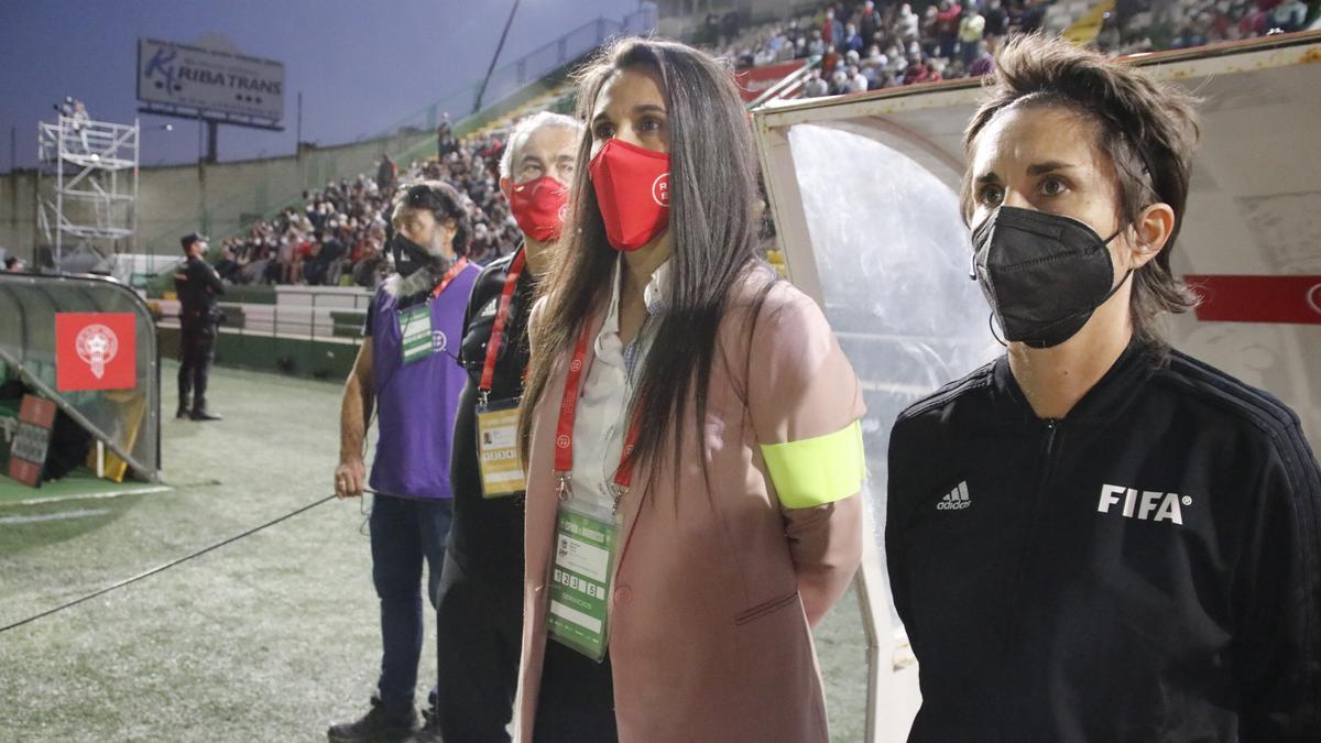 Tati, delegada de campo, y Marta Frías, cuarta árbitra.