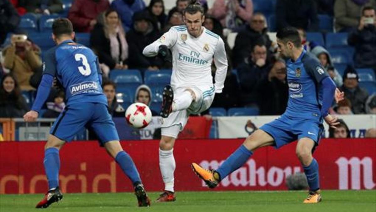 Bale, en acción, anoche, en su reaparición en el Bernabéu, tras 63 días de baja con el Real Madrid.