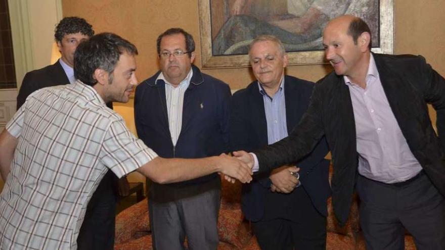 Xulio Ferreiro (izquierda) y Rafael Louzán se saludan antes de su reunión de ayer en el Palacio Municipal.