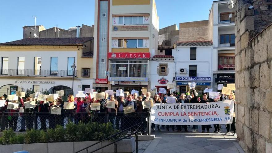 Torrefresneda protesta ante la Presidencia de la Junta de Extremadura