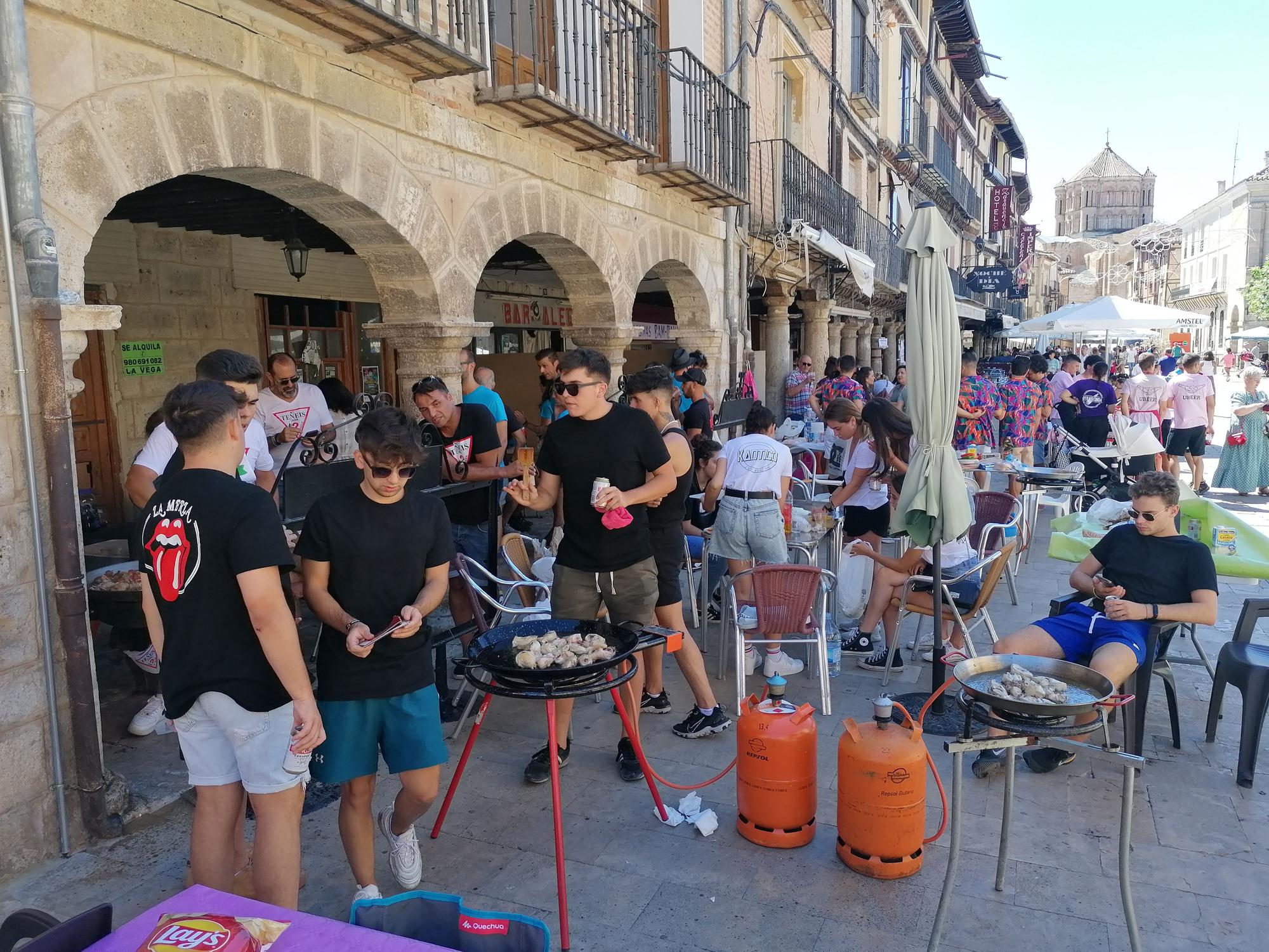 Las peñas aderezan las fiestas son sabor a paella