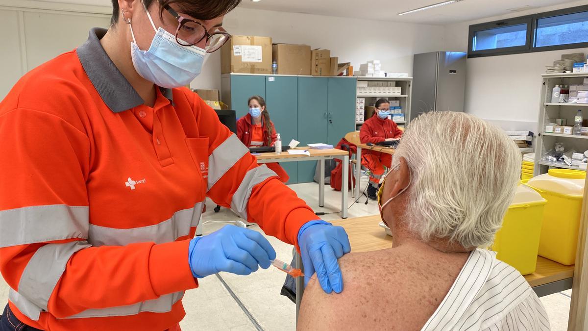 Un hombre recibe la vacuna contra el COVID en Ávila.