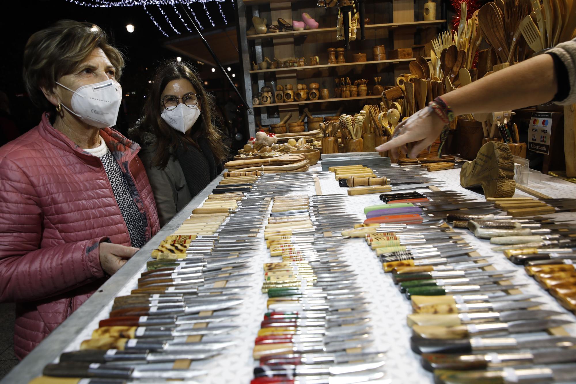 El mercadillo de Navidad abre sus puertas en el paseo de Begoña pese al covid