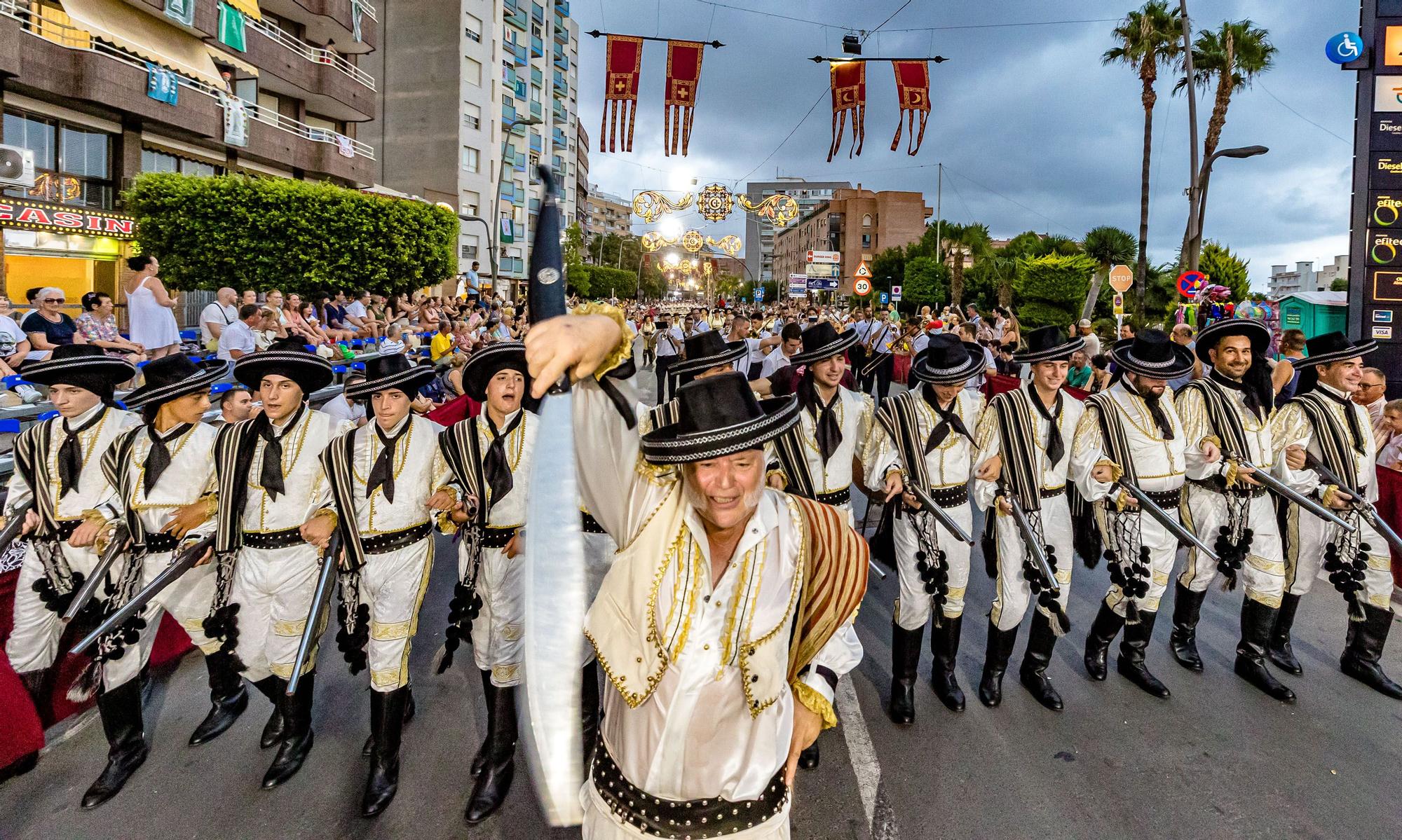 Las once compañías de la cruz recorren las calles ante la atenta mirada del público que volvió a sentir el vibrar de la música | Como en el Desfile moro, el boato lo formaron Reyes que ostentaron el cargo en años anteriore