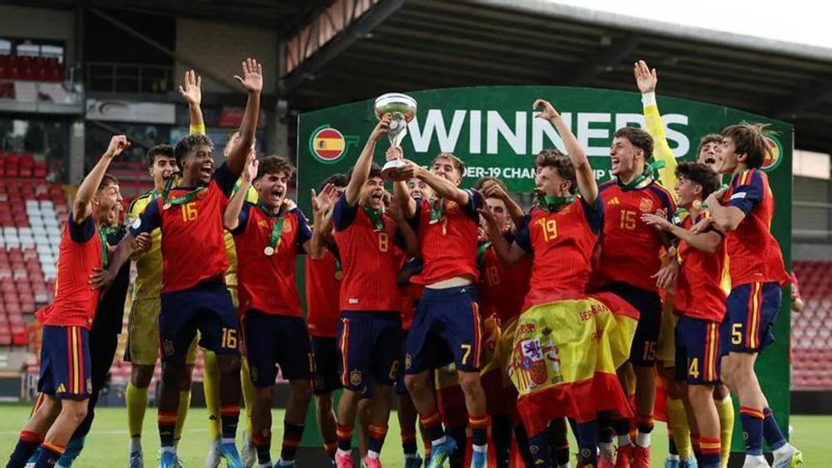 El combinado sub-19 celebró su décimo título continental con los dos canteranos del club celeste aportando su granito de arena a la causa.