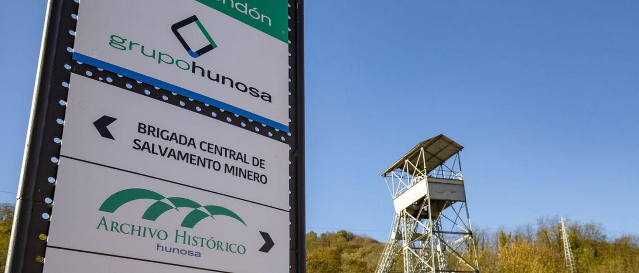 El pozo Fondón, con un cartel indicador de las instalaciones que acoge, entre ellas el archivo histórico. | Hunosa