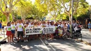 Un centenar de vecinos de Castelldefels protestan por el inicio de las obras para eliminar un carril bici de la ciudad