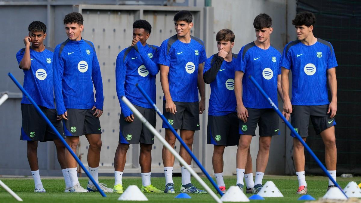 Lamine Yamal, Sergi Domínguez, Balde, Gerard Martín, Pablo Torre, Pau Víctor y Cubarsí en un entrenamiento del Barça