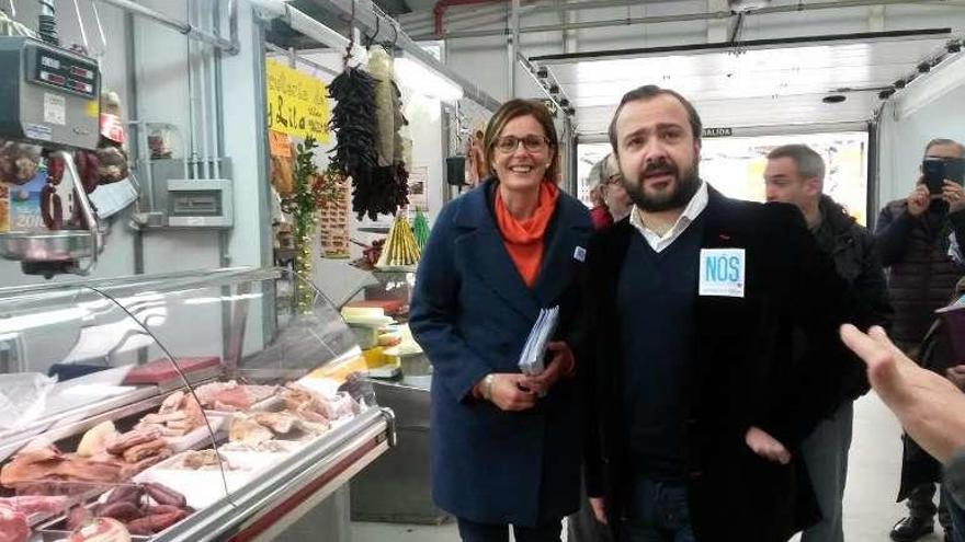 Carme Adán, junto al alcalde de Lalín, Rafael Cuiña. // FdV