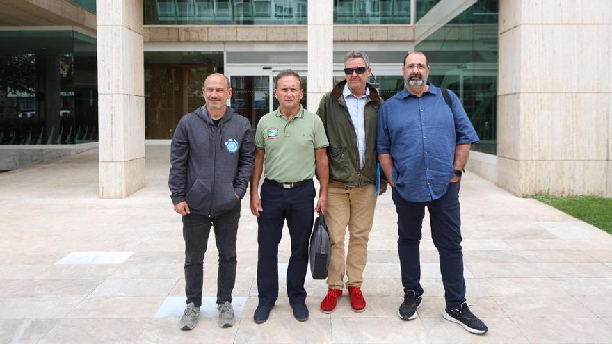 Los representantes del colectivo de caravanistas, a su llegada al Consell de Ibiza.