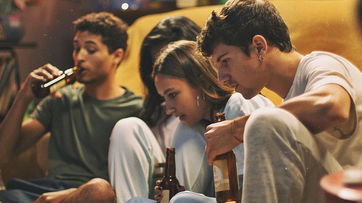 Els quatre joves estudiants en una escena quotidiana en el pis compartit al Barri Vell de Girona