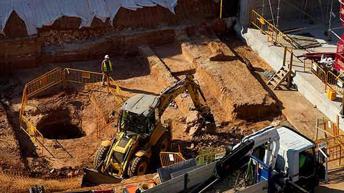 Les excavadores ja han enderrocat bona part de la vil·la romana de la Sagrera per permetre que segueixin les obres de construcció de l’estació de l’AVE. Foto: A. BERTRAN