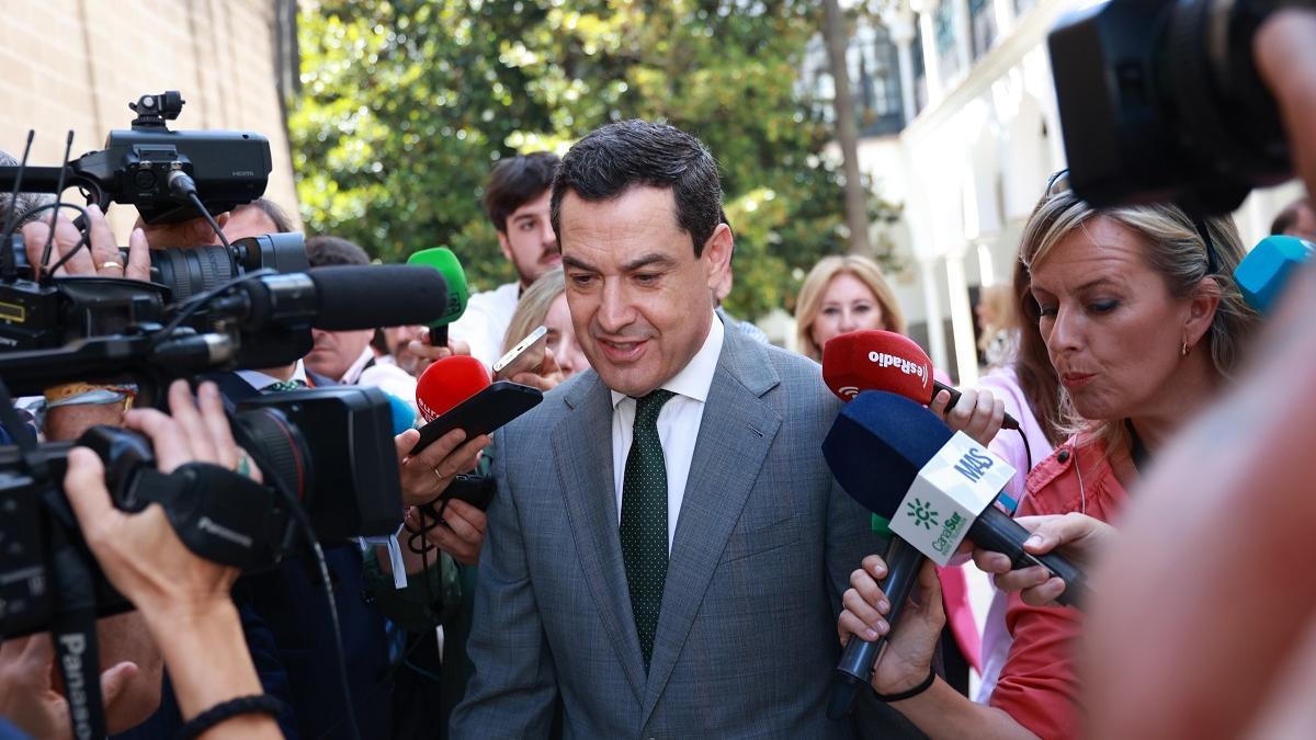 El presidente de la Junta de Andalucía, Juanma Moreno, este miércoles atiende a los medios de comunicación antes de afrontar la sesión de control en el Pleno del Parlamento.