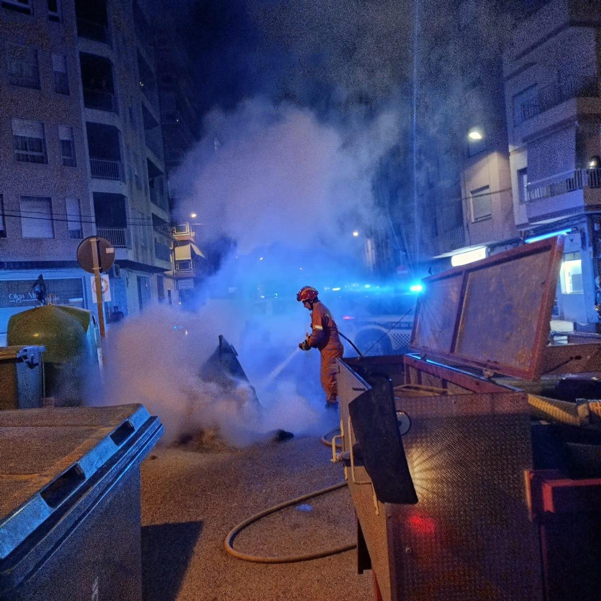 Apagan el fuego en uno de los contenedores quemados en Tavernes.