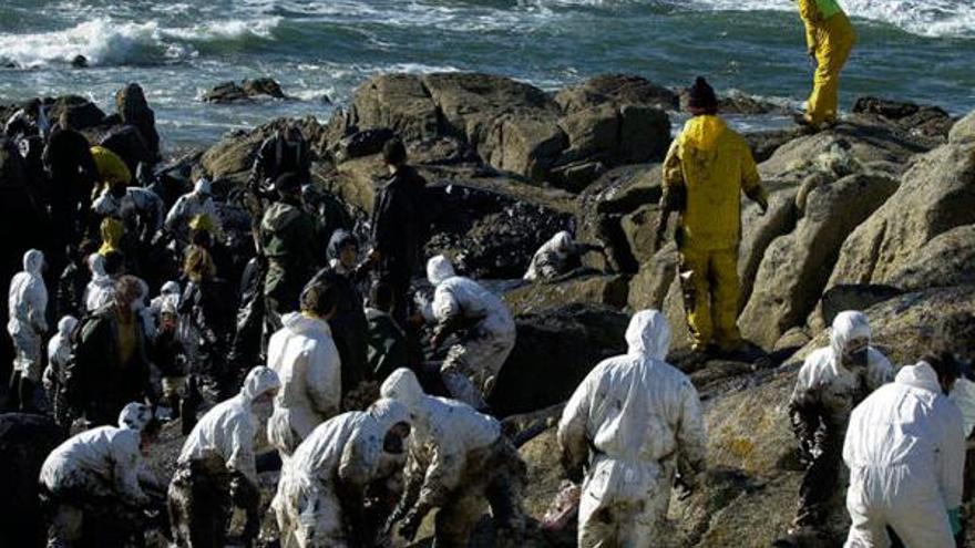 Voluntarios, durante la limpieza del litoral tras el accidente del &#039;Prestige&#039;. / Miguel Núñez