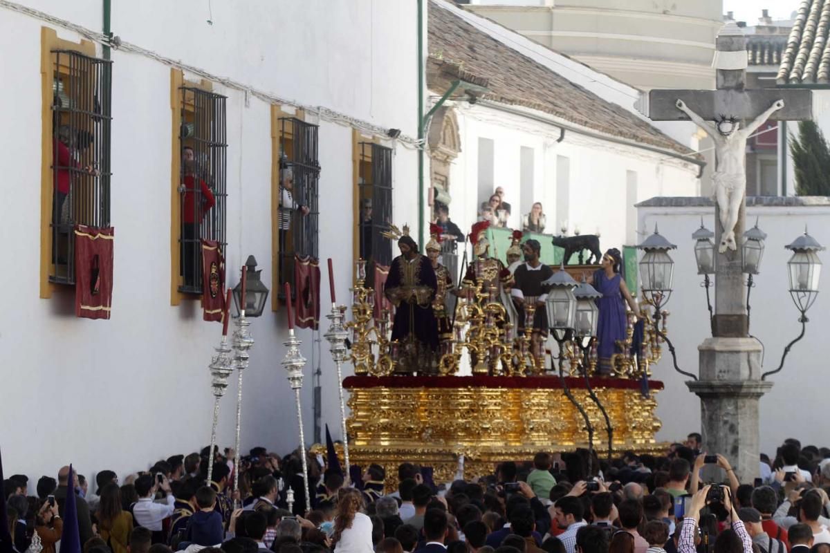 La cofradía de la Sangre enseña su caminar clásico