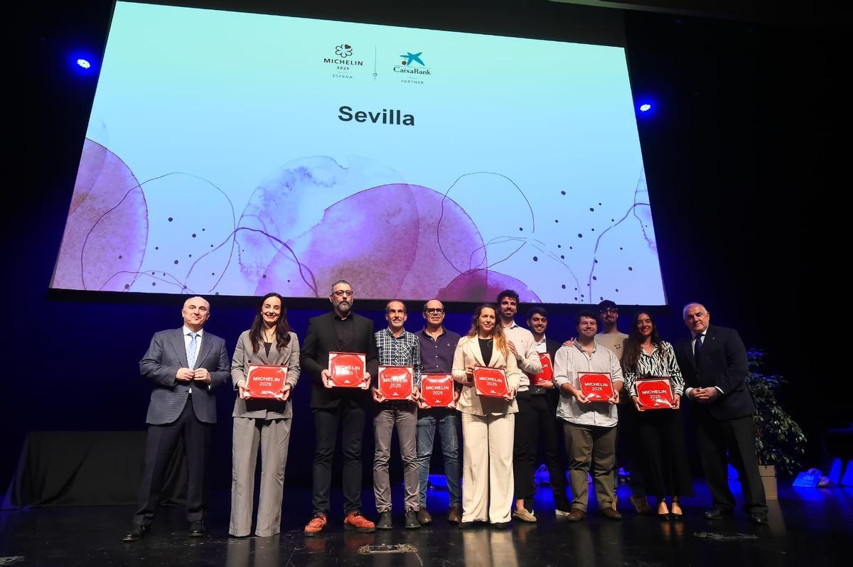 Foto de familia con los restaurantes premiados de Sevilla.