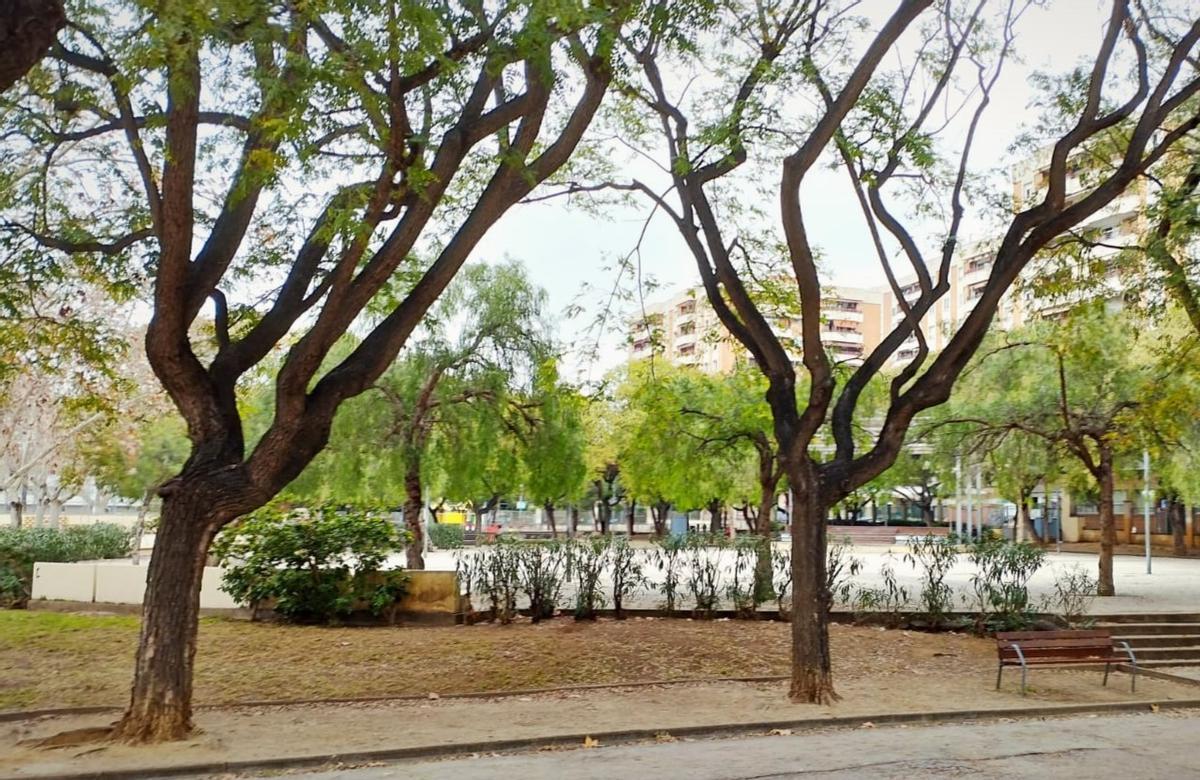 Imagen del interior del parque de la Alhambra de L'Hospitalet