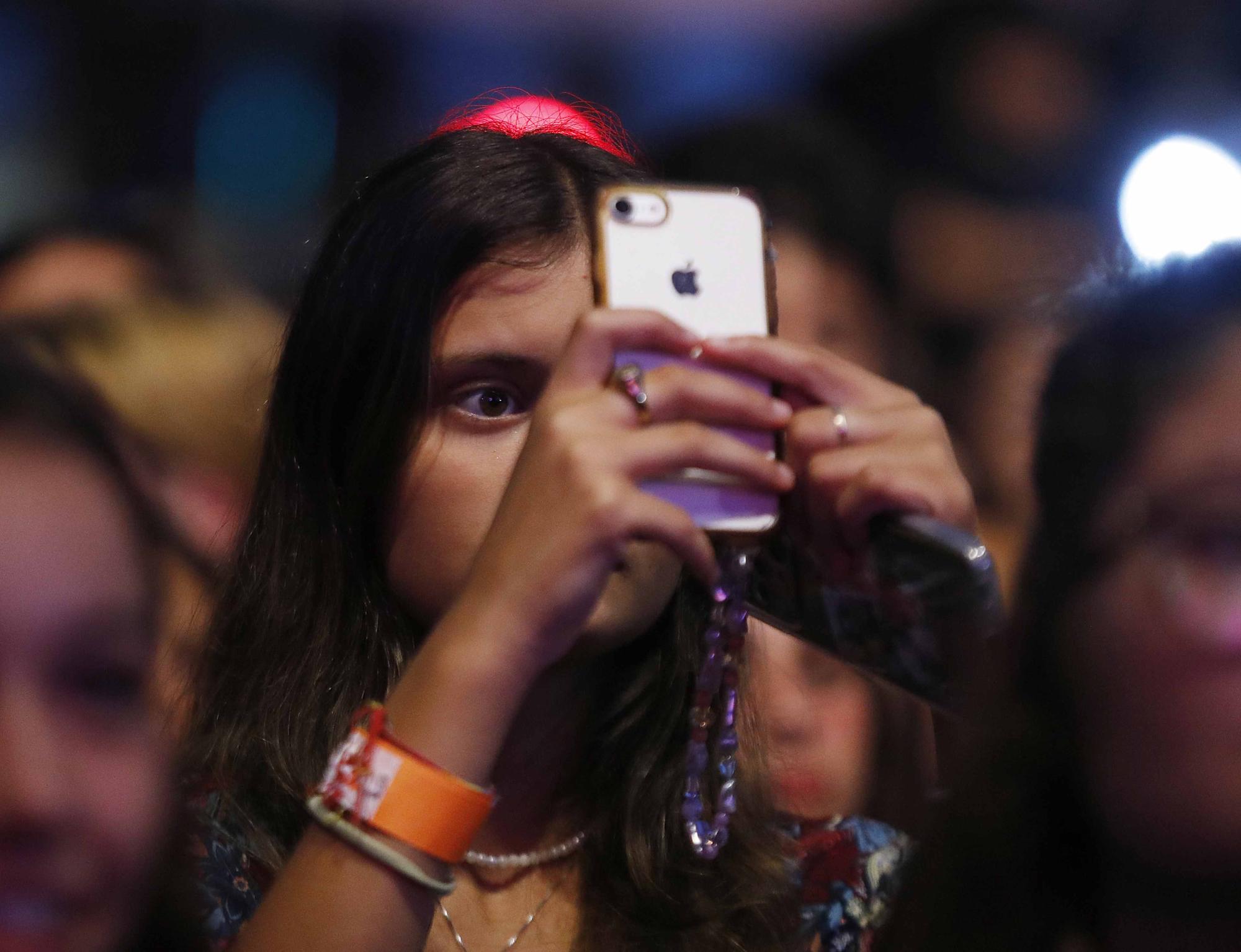 El pop de Los 40 Summer Live hace vibrar a miles de jóvenes en la playa de Samil