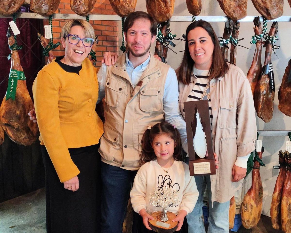 Jesús García con su familia y la alcaldesa de Monesterio