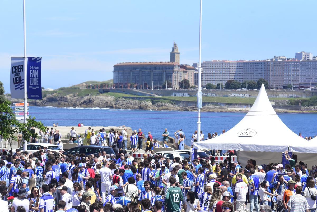 La Fan Zone de Riazor calienta motores en la fiesta del ascenso del Deportivo.