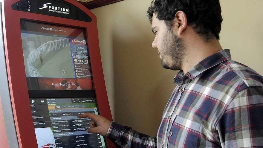 Un joven realiza una apuesta en una terminal de un bar de Lalín. // Bernabé/Javier Lalín