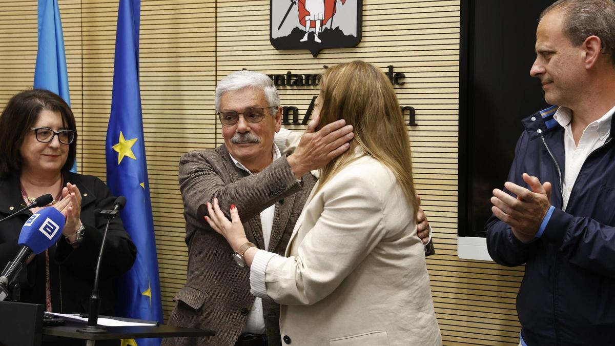 Floro, esta tarde, abrazando a Marina Pineda, ambos flanqueados por Begoña Fernández y Constantino Vaquero.